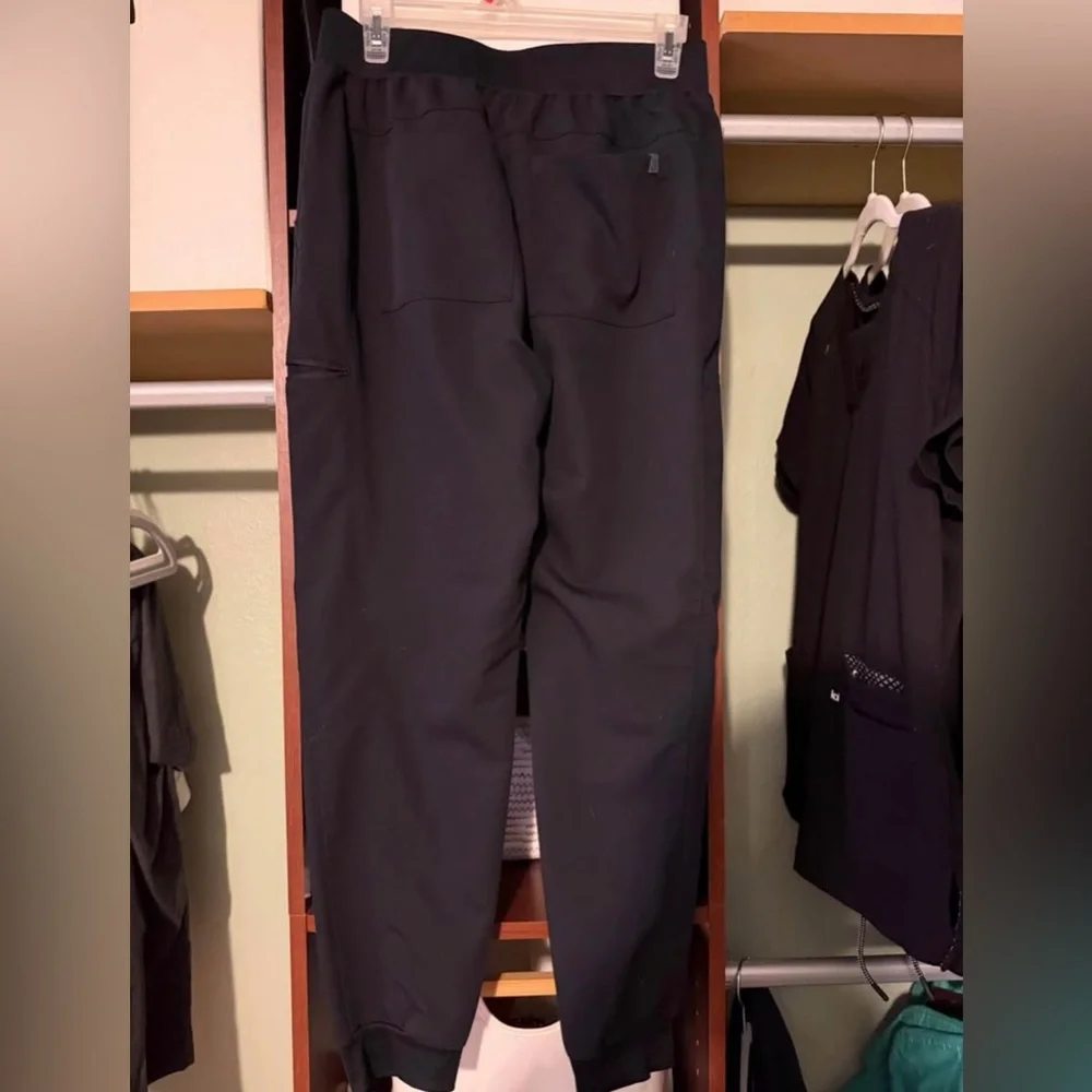 Fabletics scrubs - Picture 5 of 6